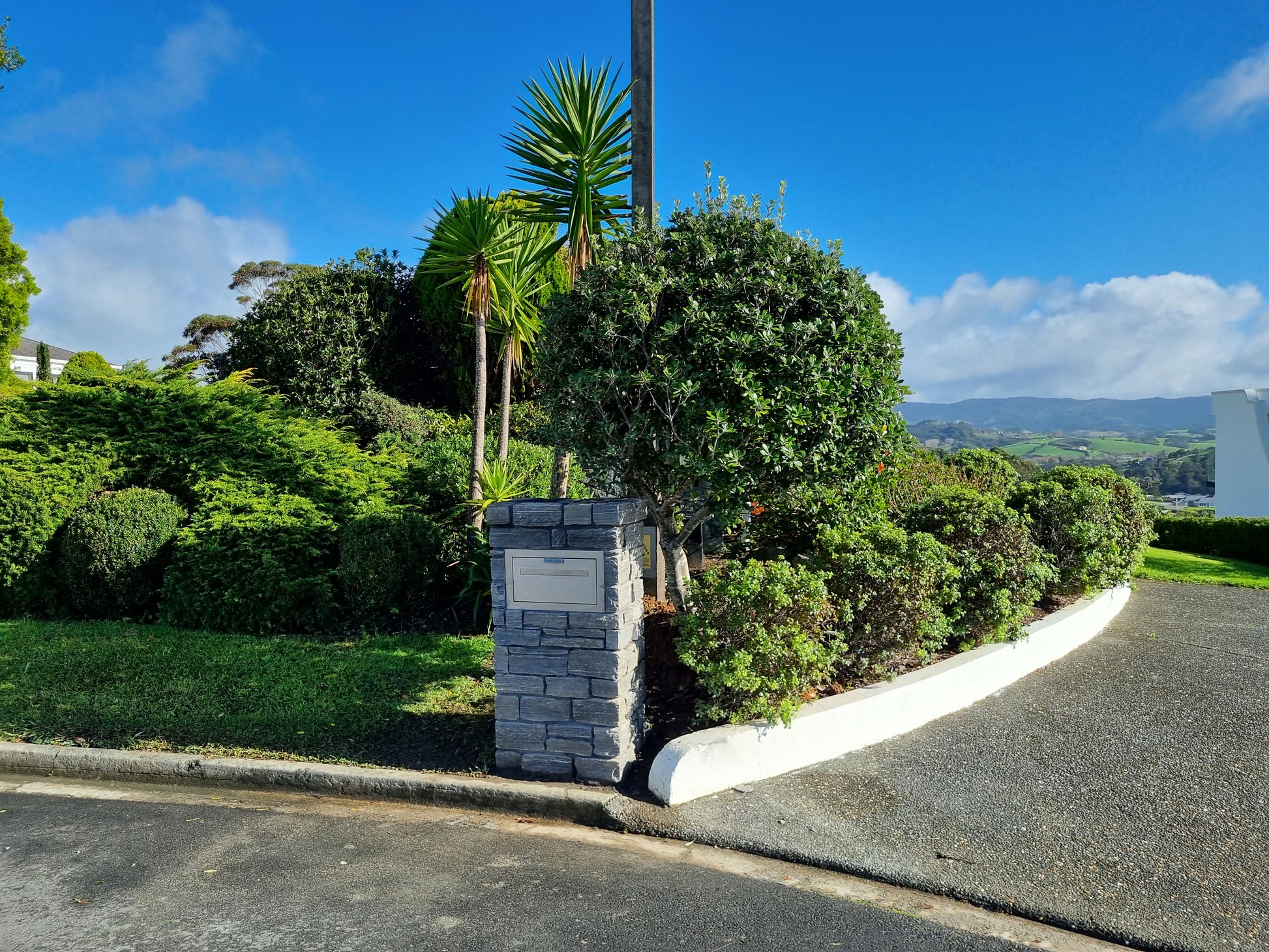 Modern parcel mailbox NZ – Ormiston model by Aspect Box